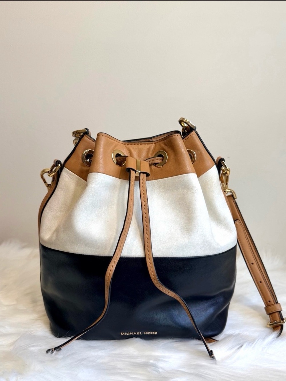 Michael Kors Leather Colorblock Bucket Shoulder/Crossbody Bag Black, White & Tan - Picture 15 of 16